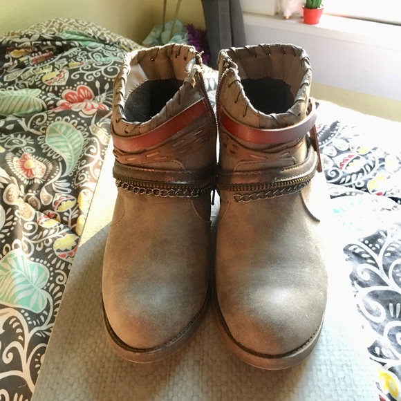 Maurices’s Gray ankle boots-super cute detail! 💕6 - Picture 2 of 5
